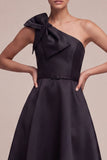 Vestido formal preto de um ombro A Line Midi com laço