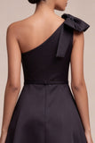 Vestido formal preto de um ombro A Line Midi com laço