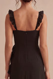 Vestido formal midi preto com folhos e alças grossas