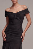 Vestido formal preto, ombro descoberto, longo, sereia franzida com folhos