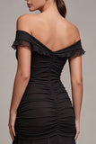 Vestido formal preto, ombro descoberto, longo, sereia franzida com folhos