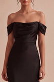 Vestido formal comprido de cetim preto com ombros descobertos