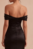 Vestido formal comprido de cetim preto com ombros descobertos