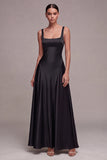 Um vestido formal de cetim de decote quadrado com decote ameixa