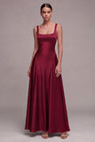 Um vestido formal de cetim de decote quadrado com decote ameixa