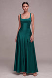 Um vestido formal de cetim de decote quadrado com decote ameixa