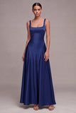 Um vestido formal de cetim de decote quadrado com decote ameixa