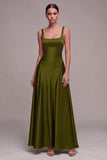 Um vestido formal de cetim de decote quadrado com decote ameixa