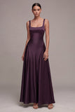 Um vestido formal de cetim de decote quadrado com decote ameixa
