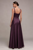 Um vestido formal de cetim de decote quadrado com decote ameixa