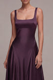 Um vestido formal de cetim de decote quadrado com decote ameixa