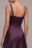 Um vestido formal de cetim de decote quadrado com decote ameixa