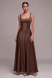 Um vestido formal de cetim de decote quadrado com decote ameixa