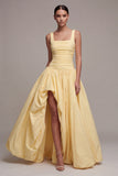 Vestido formal Daffodil com decote quadrado e linha longa A com fenda