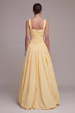 Vestido formal Daffodil com decote quadrado e linha longa A com fenda