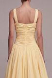 Vestido formal Daffodil com decote quadrado e linha longa A com fenda