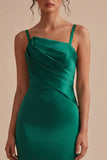 Vestido formal de sereia longa e franzida verde-escuro