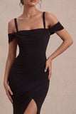 Vestido formal preto de ombros frios com franzidas e sereia longa e fenda
