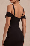 Vestido formal preto de ombros frios com franzidas e sereia longa e fenda