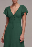 Vestido formal verde escuro com decote em V alto e baixo linha A