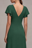 Vestido formal verde escuro com decote em V alto e baixo linha A