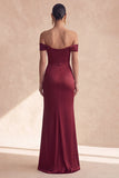Vestido formal de sereia borgonha com ombros descobertos e fenda