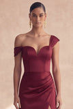Vestido formal de sereia borgonha com ombros descobertos e fenda