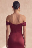 Vestido formal de sereia borgonha com ombros descobertos e fenda