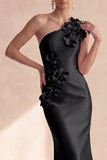 Vestido formal longo de cetim preto de uma sereia com um ombro e flores 3D