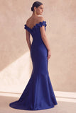 Vestido formal comprido de cetim em cetim em azul marinho escuro com flores 3D