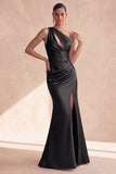 Vestido formal longo e franzido em forma de sereia preto de cetim com um ombro e fenda