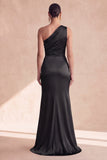 Vestido formal longo e franzido em forma de sereia preto de cetim com um ombro e fenda