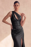 Vestido formal longo e franzido em forma de sereia preto de cetim com um ombro e fenda