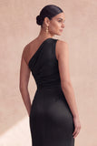 Vestido formal longo e franzido em forma de sereia preto de cetim com um ombro e fenda