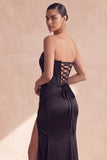 Vestido formal longo em forma de sereia de cetim preto sem alças, franzido