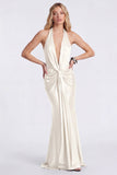Vestido formal longo de sereia com decote caber halter e franzido