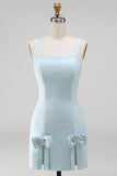 Vestido curto de regresso ao laço de strass com gola quadrada azul claro e decote quadrado