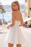 Vestido branco de Mini-Pérola com Pérolas A Line, Branco Sem Alças e Folhos