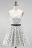 Vestido Curto de Regresso a Casa Branco de Bolinhas A-Line Strapless com Faixa de Laço