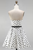 Vestido Curto de Regresso a Casa Branco de Bolinhas A-Line Strapless com Faixa de Laço
