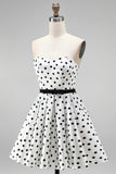 Vestido Curto de Regresso a Casa Branco de Bolinhas A-Line Strapless com Faixa de Laço