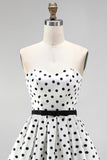 Vestido Curto de Regresso a Casa Branco de Bolinhas A-Line Strapless com Faixa de Laço