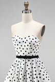 Vestido Curto de Regresso a Casa Branco de Bolinhas A-Line Strapless com Faixa de Laço