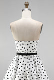 Vestido Curto de Regresso a Casa Branco de Bolinhas A-Line Strapless com Faixa de Laço