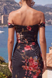 Vestido maxi de sereia franzido com flor preta e vermelha no ombro