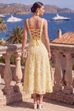 Vestido midi floral midi verde de decote quadrado com contas e renda nas costas