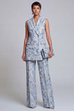 Fato feminino floral azul empoeirado, com lapela de dois peças,