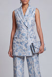 Fato feminino floral azul empoeirado, com lapela de dois peças,