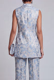 Fato feminino floral azul empoeirado, com lapela de dois peças,