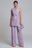 Fato feminino floral azul empoeirado, com lapela de dois peças,